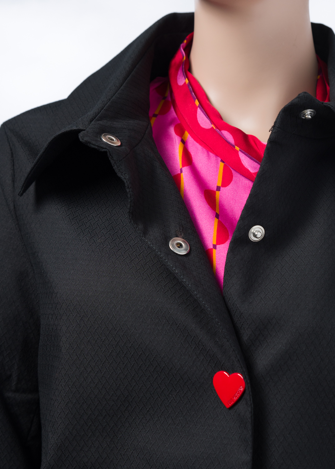 LOVEMOSCHINO_Casaco_preto_coracoes5